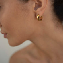 Load image into Gallery viewer, Small Chunky Hoop Earrings