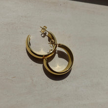 Load image into Gallery viewer, Gold chunky hoop earrings

