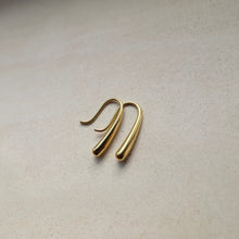 Load image into Gallery viewer, Small teardrop earrings in gold
