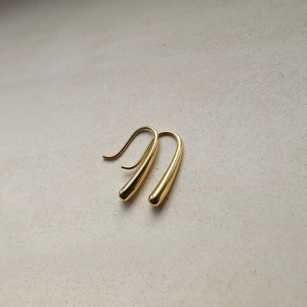 Small teardrop earrings in gold