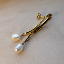 Load image into Gallery viewer, Natural pearl gold drop earrings
