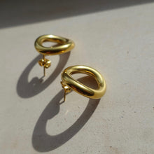 Load image into Gallery viewer, Gold Circle Stud Earrings
