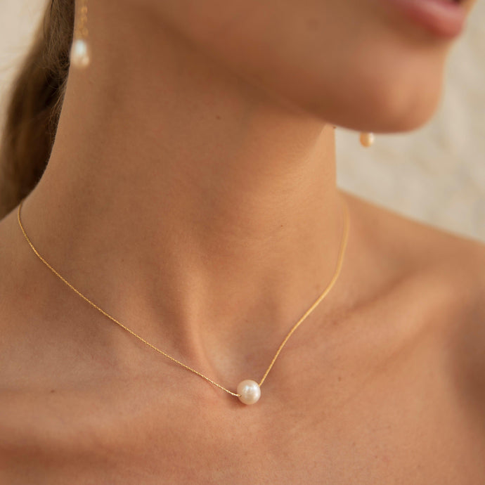 Natural round single pearl necklace in gold