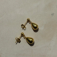 Load image into Gallery viewer, Small Gold Waterdrop Earrings
