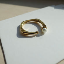 Load image into Gallery viewer, Gold square pearl ring
