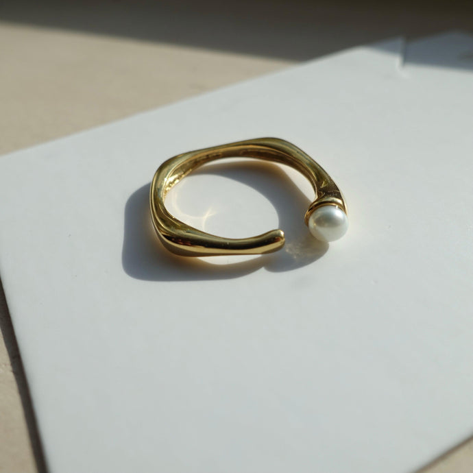 Gold square pearl ring