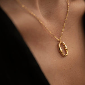 Minimalist gold pendant necklace 