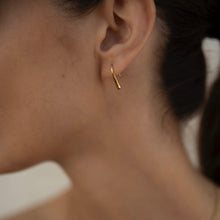 Load image into Gallery viewer, Gold minimalist earrings
