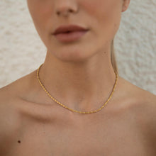 Load image into Gallery viewer, Gold elegant necklace
