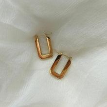 Load image into Gallery viewer, Minimalist and geometric gold earrings
