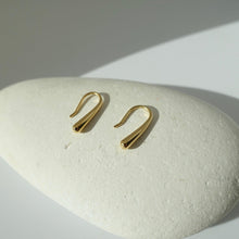 Load image into Gallery viewer, Small waterdrop gold earrings
