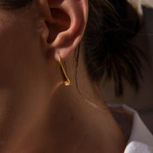 Load image into Gallery viewer, Waterdrop Earrings in Gold
